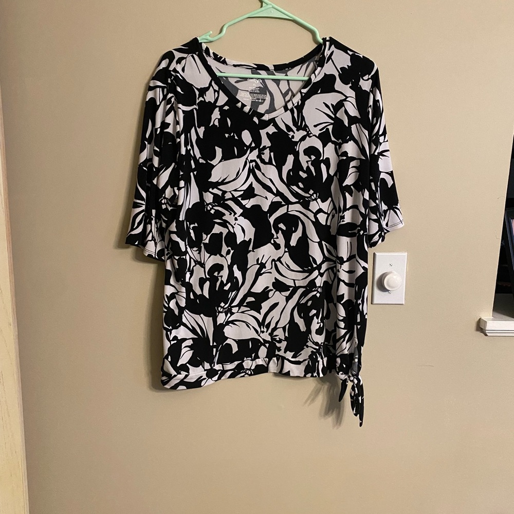 Black and White XL East 5th short sleeve top, women’s